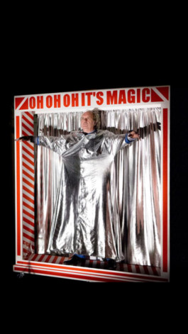 Marie Szersnovicz – Scénographie & costumes