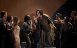 Marie Szersnovicz – Scénographie & costumes