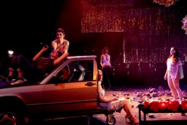 Marie Szersnovicz – Scénographie & costumes