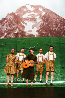 Marie Szersnovicz – Scénographie & costumes