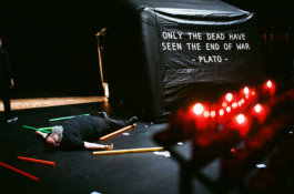 Marie Szersnovicz – Scénographie & costumes