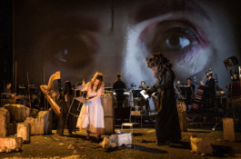 Marie Szersnovicz – Scénographie & costumes